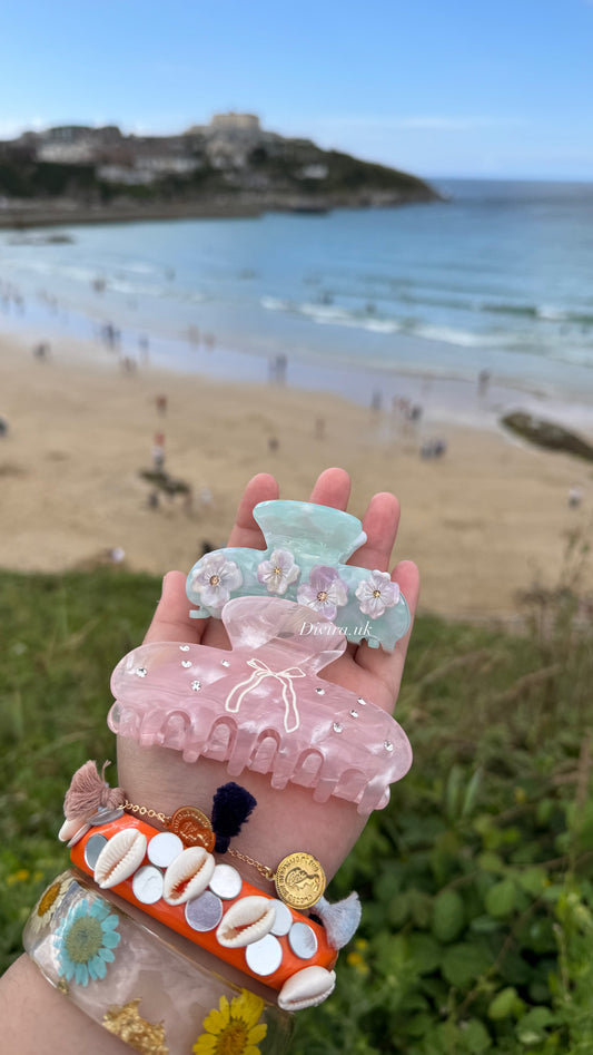 Pastel Green Claw Clip with white flowers ( only )