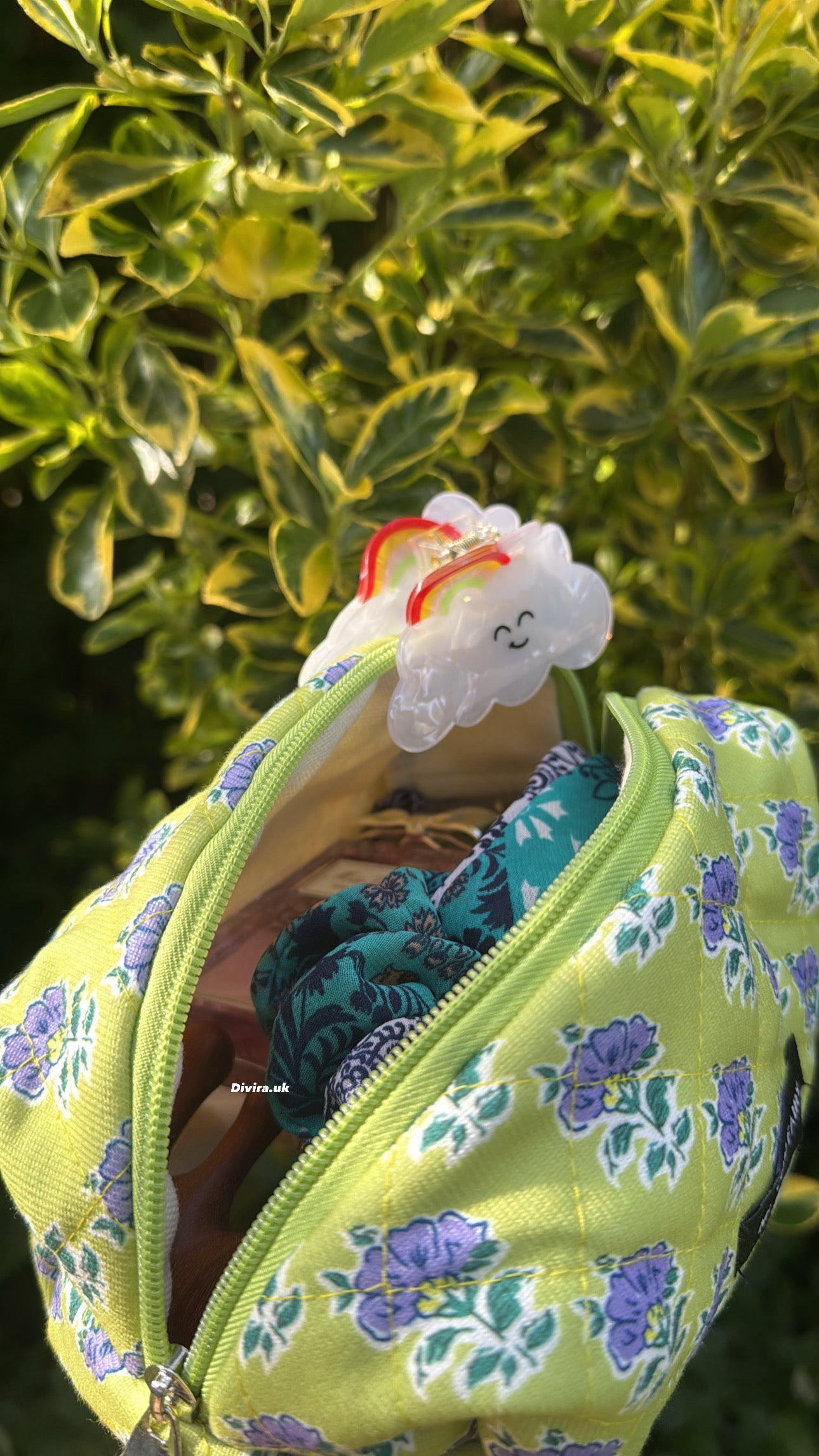 Pouch with zipper