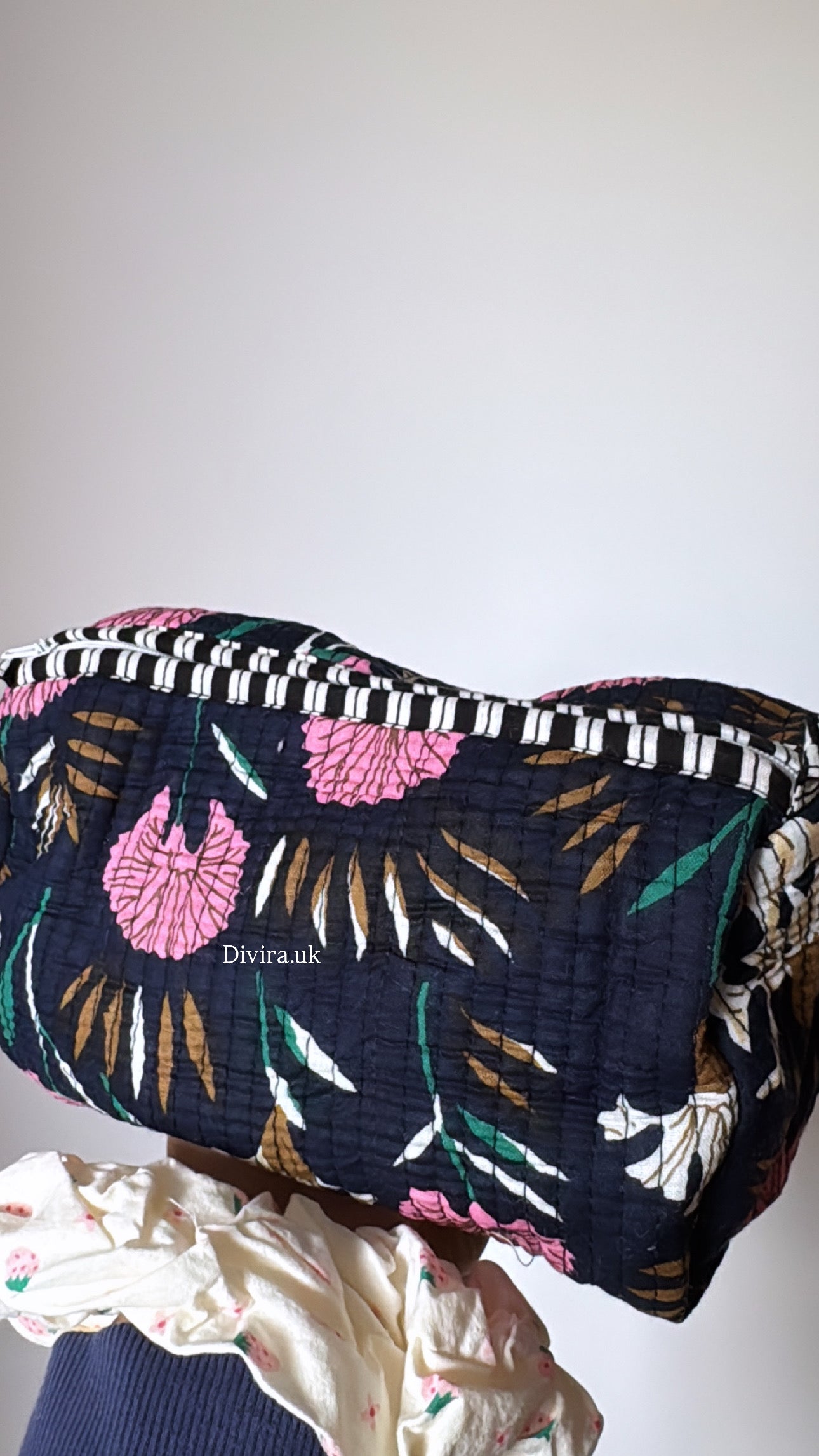 Navy Floral Quilted Washbag💙