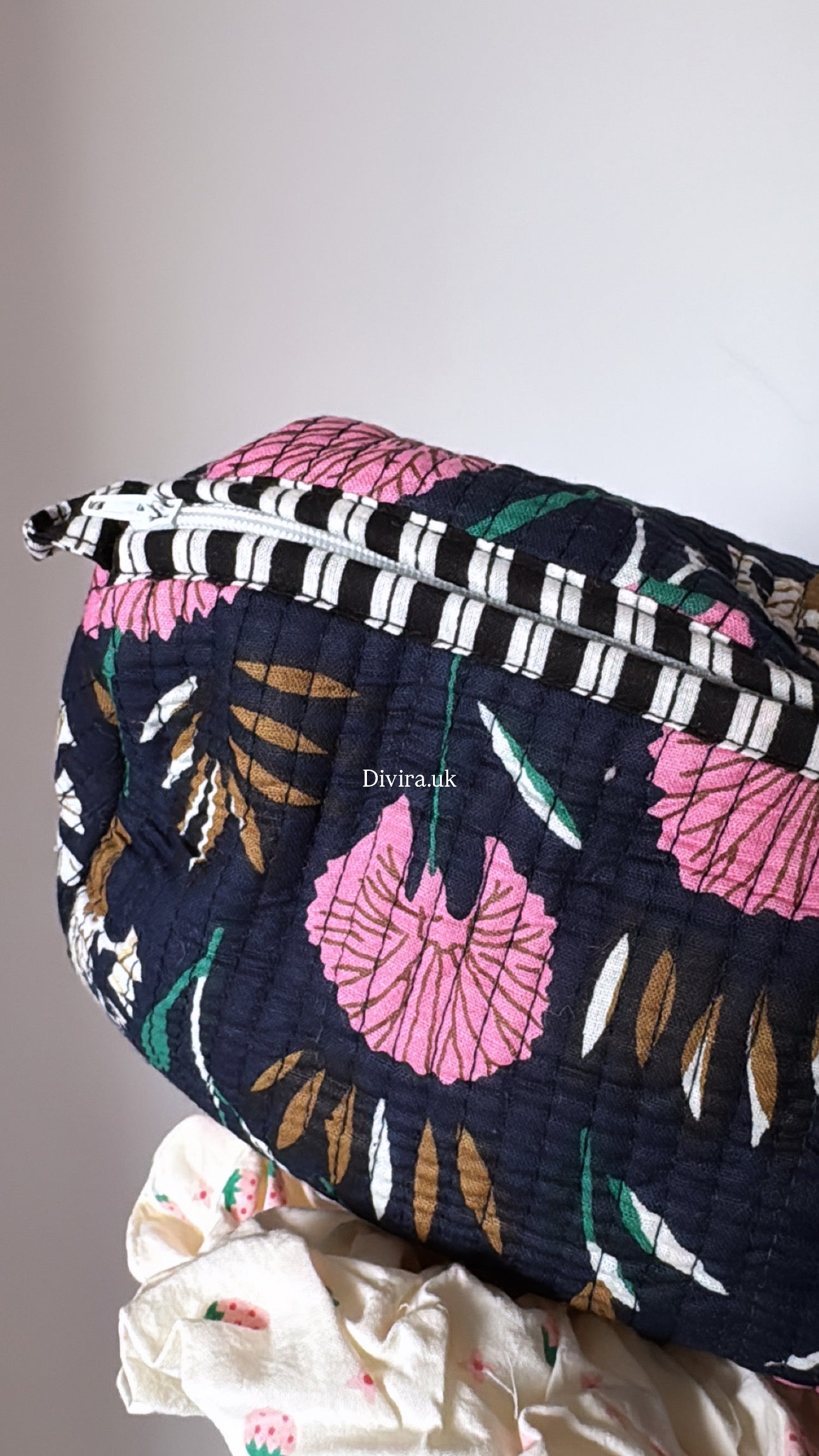 Navy Floral Quilted Washbag💙
